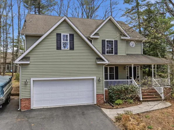 107 Lake Shore Dr, Cross Junction, VA 22625