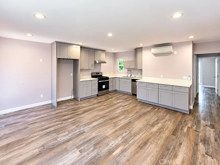7645 Amestoy Ave — Photo 3