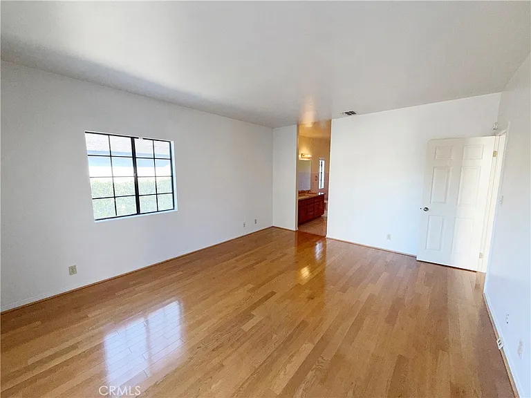 1050 Mayflower Ave — Photo 13