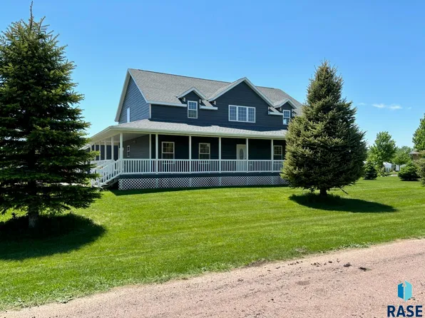 302 E 7th St, Hills, MN 56138