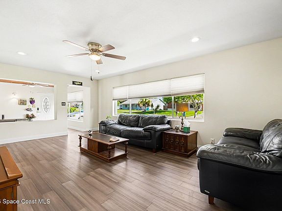 3rd image of 485 Poinciana Dr