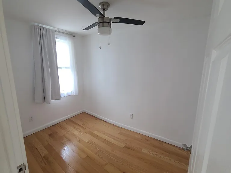 835 Livingston St — Photo 9