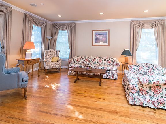 4th image of 63 Hampden Ln