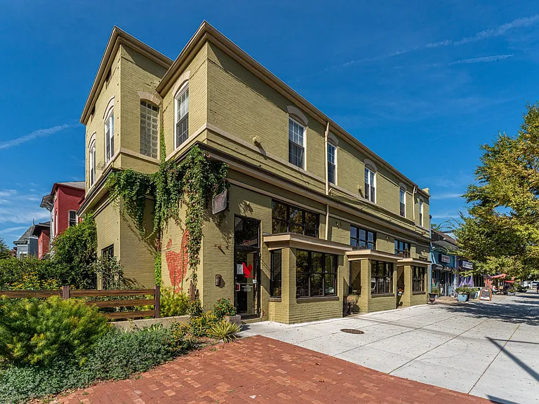 Red Hen Restaurant is on of DC top restaurants nearby!