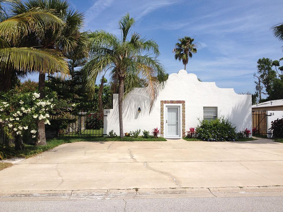 Front of 310 and 312 Pierce Avenue. Access to 312 is through the gate at the right