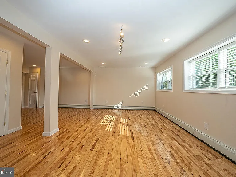 6950 Fowler St — Photo 2