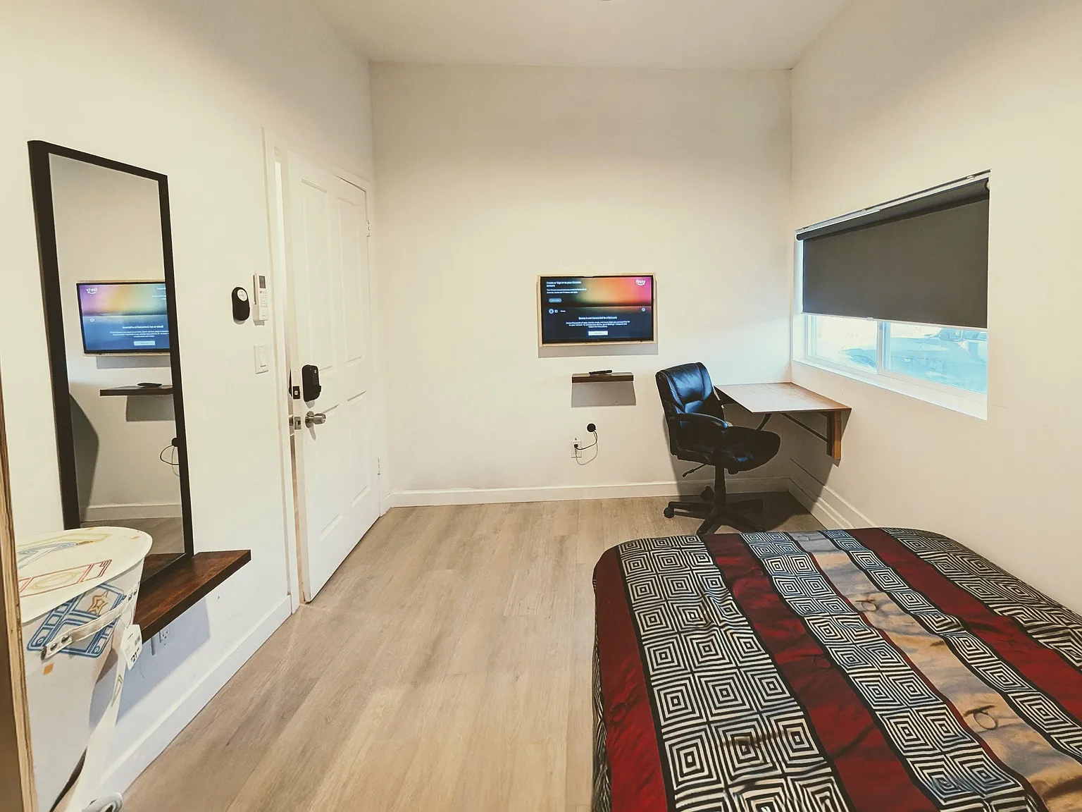 3 bed, 1.0 bath, 480 sqft, $754 — Photo 2