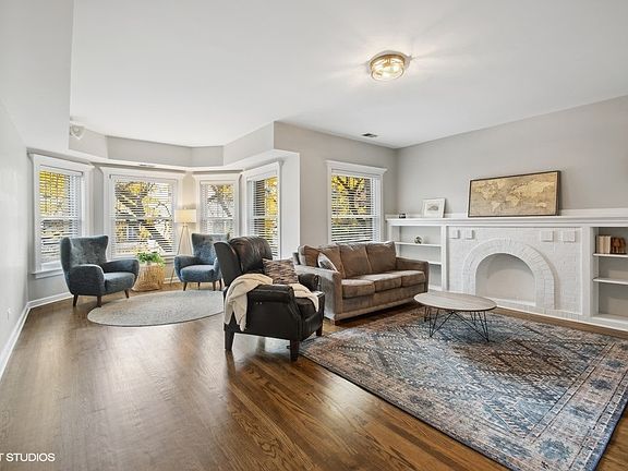 2nd image of 4182 N Clarendon Ave #2S