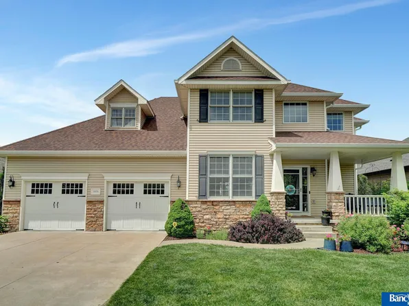 8928 Prairie Village Dr, Lincoln, NE 68507