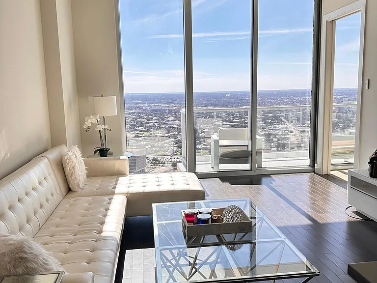 610 E Market St #3213 — Photo 5