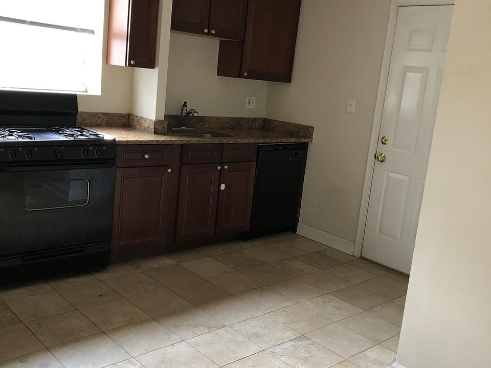 1st image of 3926 N Pine Grove Ave #2D