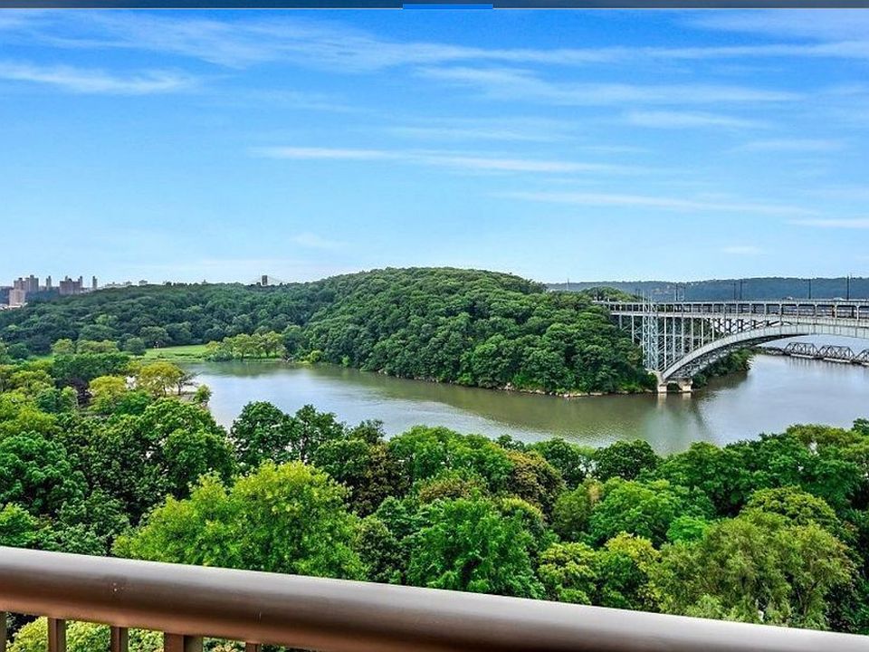 Unobstructed river/skyviews!