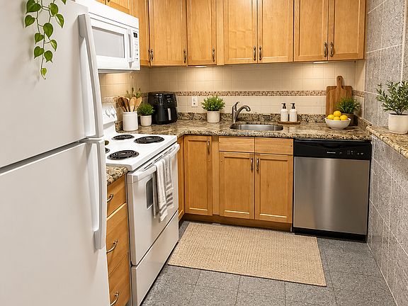 2nd image of 11A Weld St #31