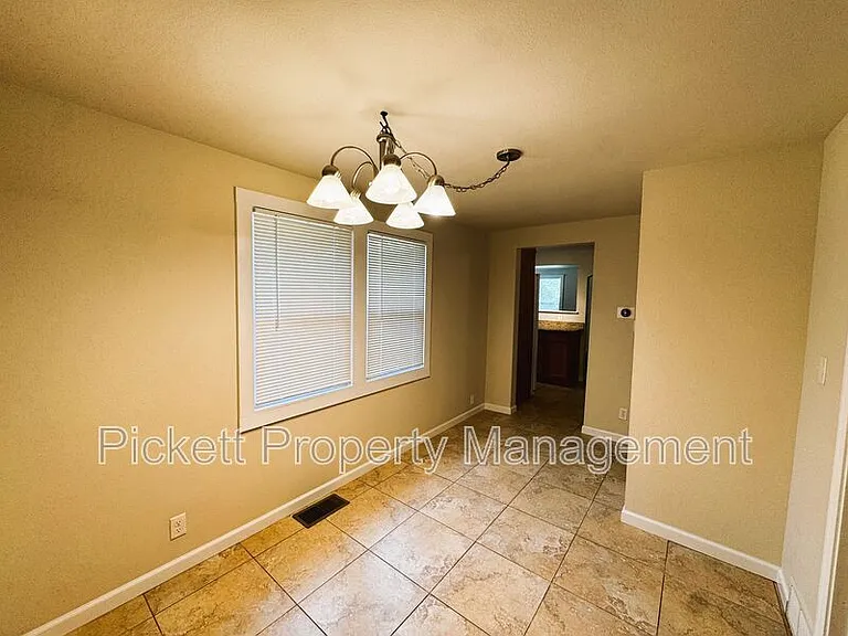 840 Maple Ave E — Photo 11