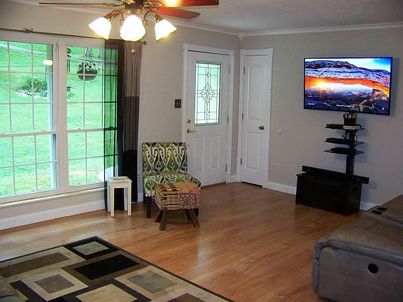 2nd image of 116 Valerie Ln
