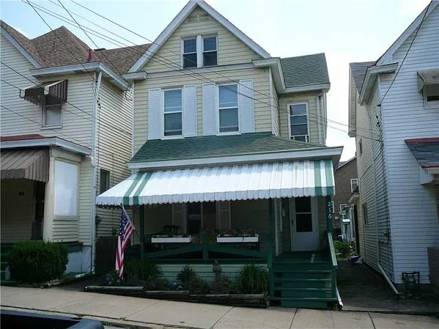 216 Railroad Ave photo 1