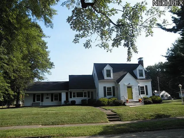 1860 Lindbergh Ave NE photo 1