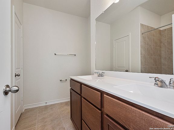 4th image of 4727 PLAZA CENTER