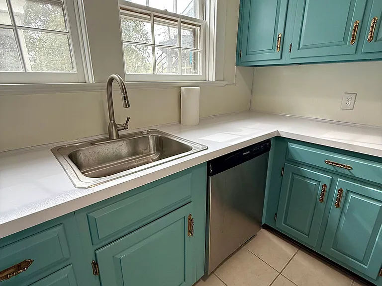 2312 Hawthorne Ave — Photo 9