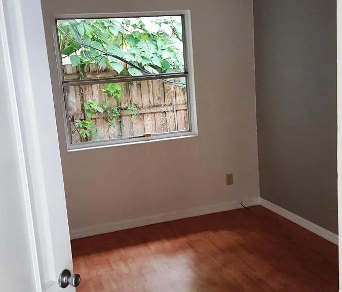 Duplex - 1917 Hammerlin Ave - Bedroom (B)