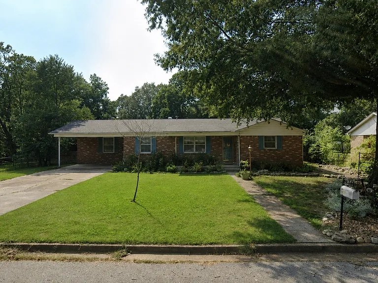 2627 Oakview Dr — Photo 1