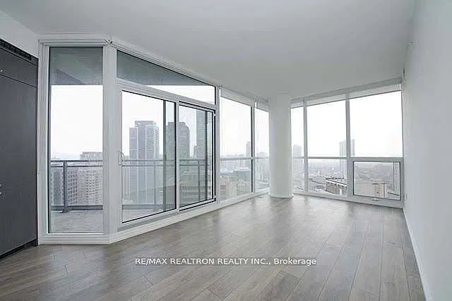 45 Charles St E — Photo 3