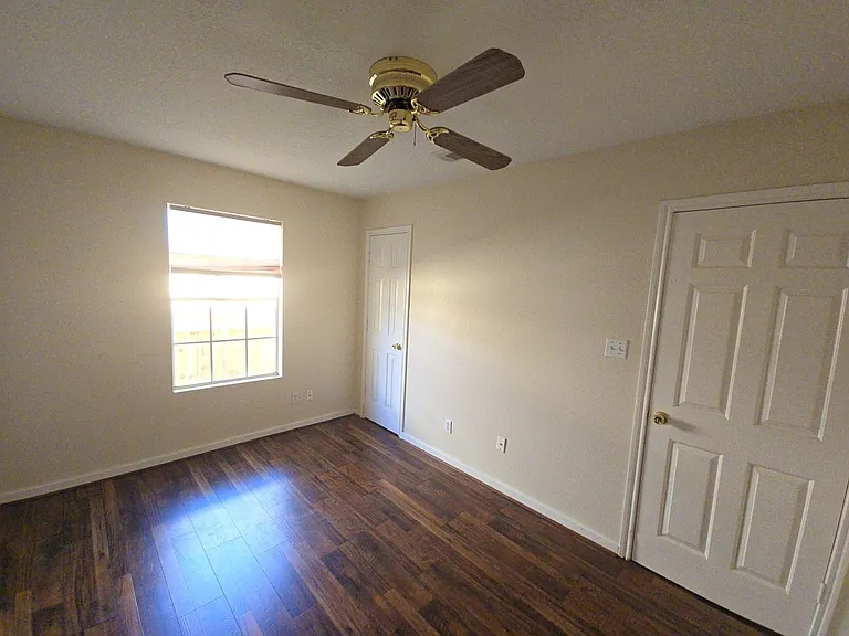 409 Commerce St — Photo 12