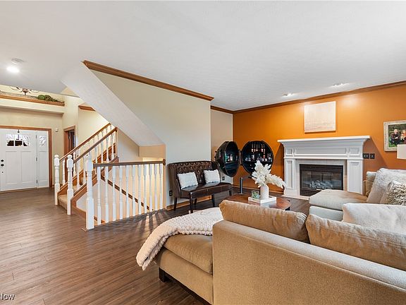 5th image of 875 Redwood Dr