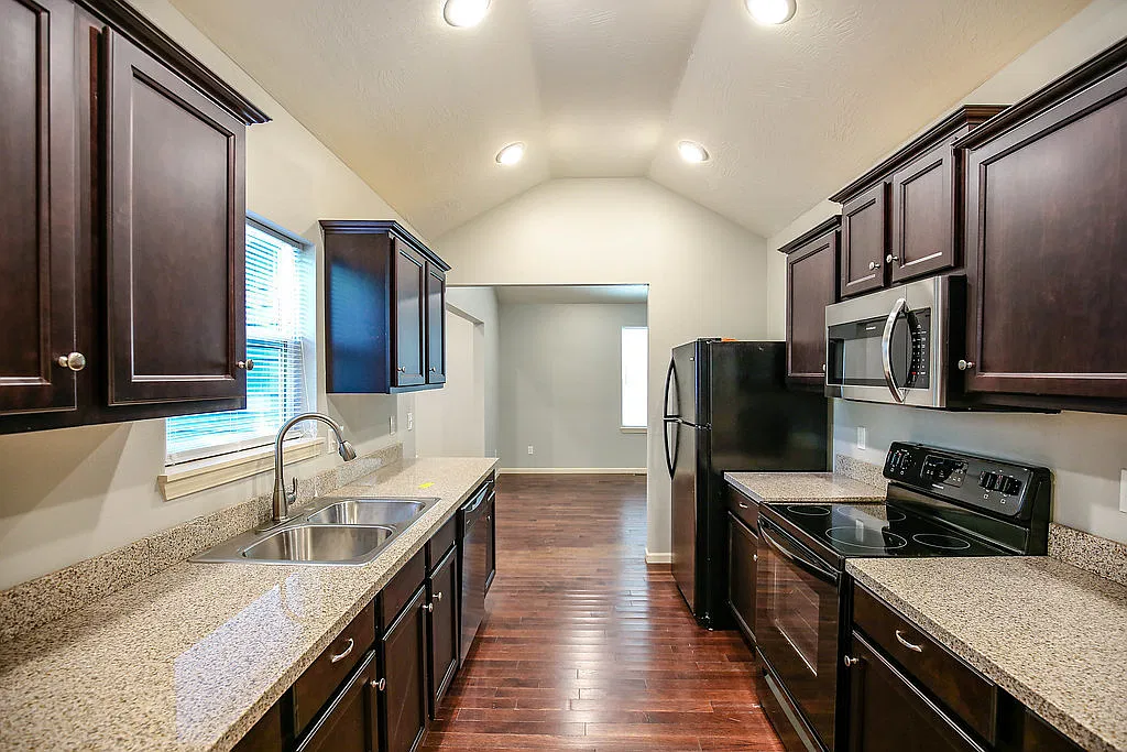3 bed 2 bath w/ beautiful yard space blocks away from MSU — Photo 2