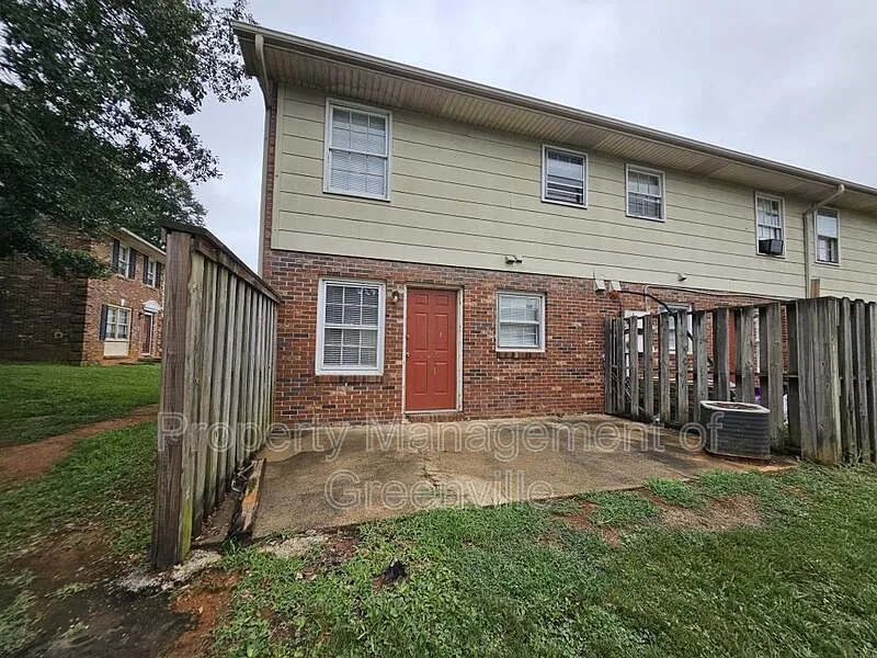 2 bed, 1.5 bath, 1040 sqft, $995 — Photo 2