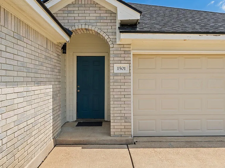 1501 Catherine Ct — Photo 5