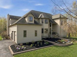 1085 Dewberry Dr, Hawley, PA 18428