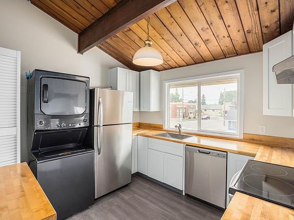 Enjoy modern finishes such as stainless steel appliances and the freshness of light cabinetry with beautiful, high ceilings