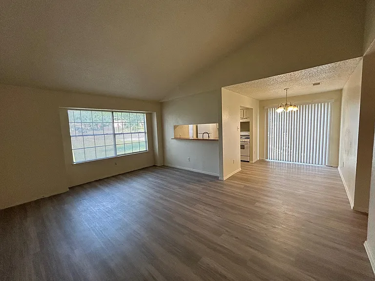 521 Greenlawn Blvd — Photo 3