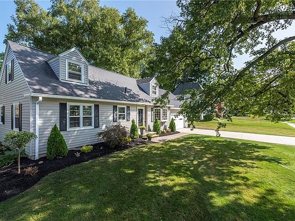 3rd image of 123 Woodhill Dr