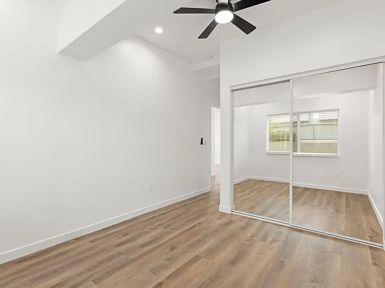 1537 Centinela Ave — Photo 17