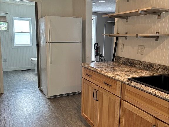 5th image of 61 Maine St