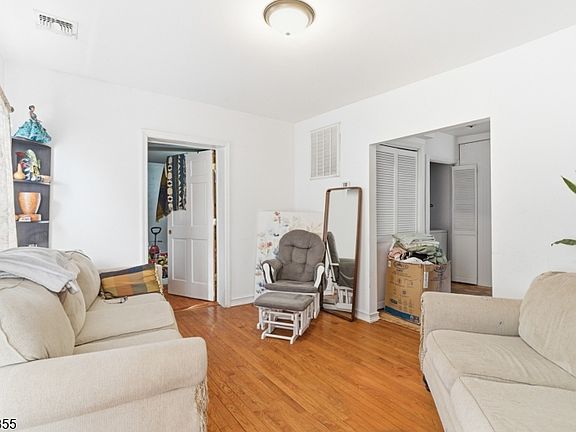 5th image of 135 Dixon Ave