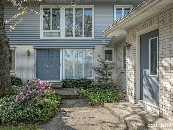 2nd image of 2346 Holtman Dr NE