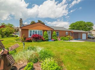 2 Primrose Dr E, Riverside, RI 02915