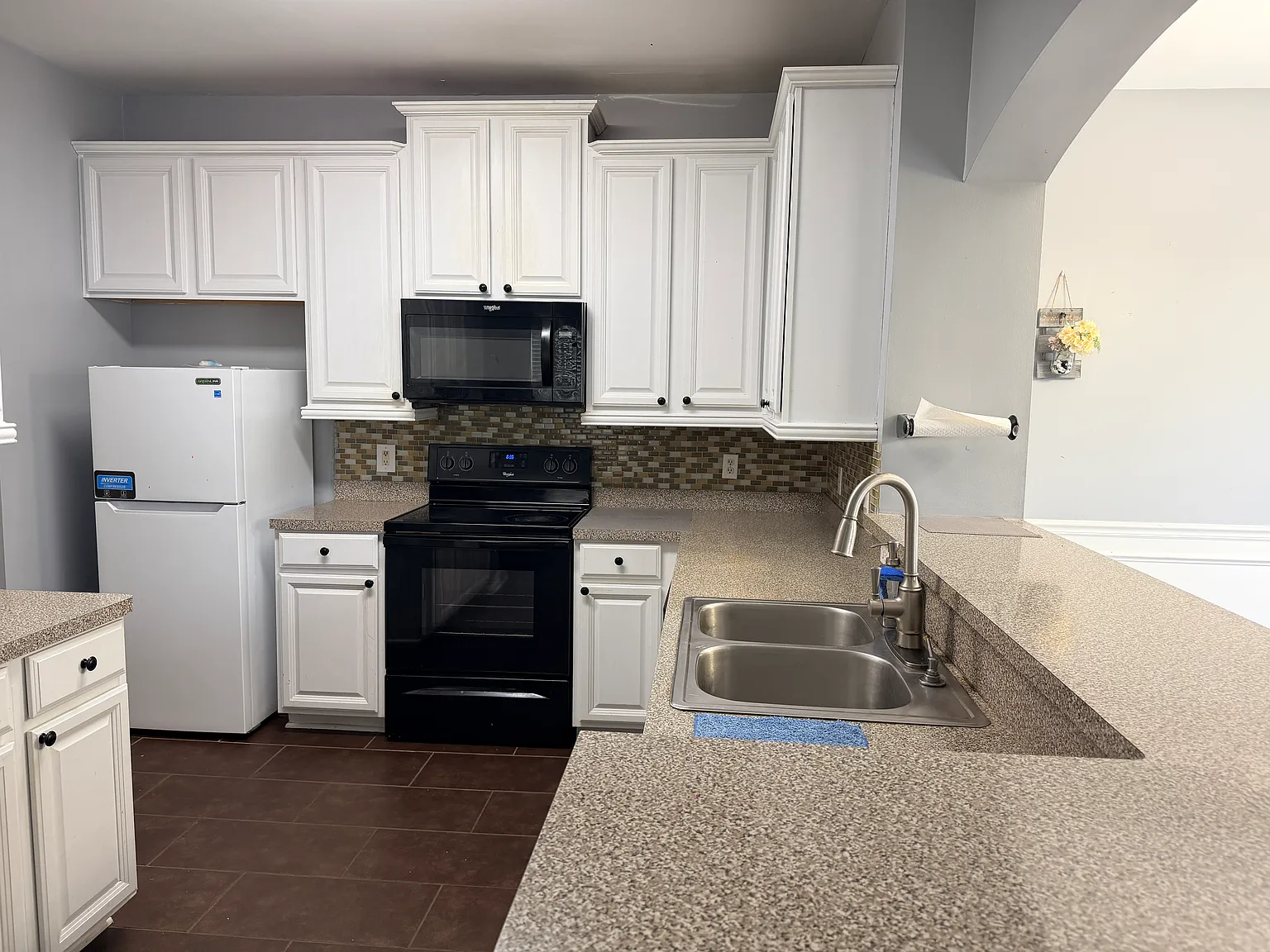 3 bed, 2020 sqft, $2,300 — Photo 2