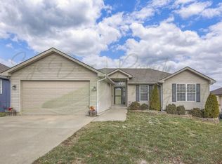 504 NW Whitney Dr, Grain Valley, MO 64029