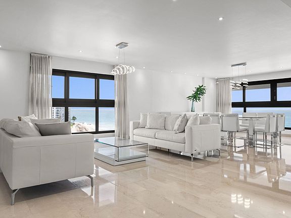 Seating Area with a stunning beach view

Area de estar con vista a la directa a la playa