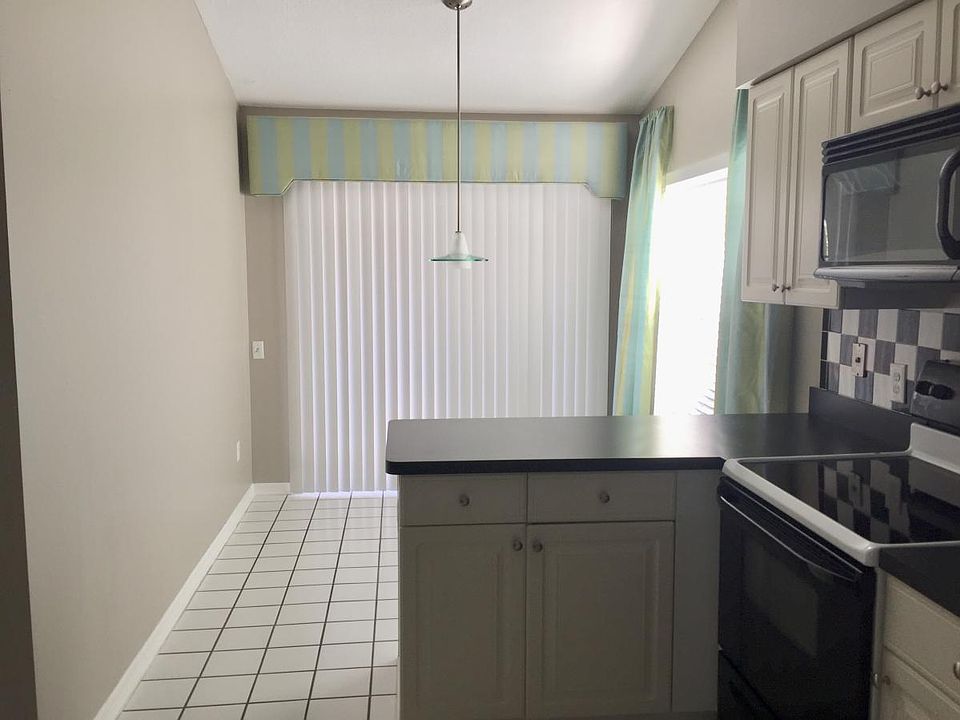 1st image of 980 W Charing Cross Cir