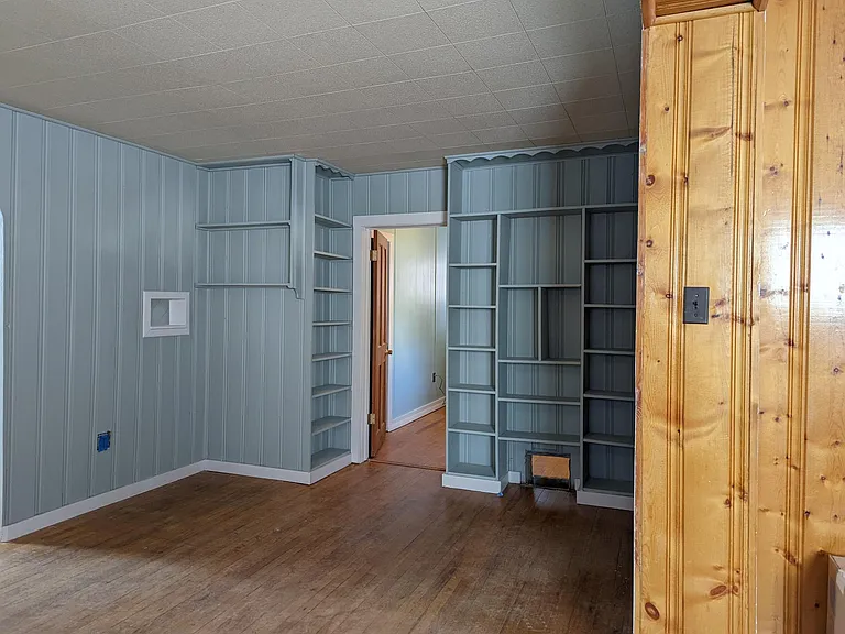 Spacious entryway has a wall perfect for a desk!