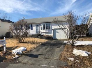 17 Patricia Dr, Troy, NY 12180