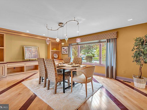5th image of 1605 Crown Point Ln