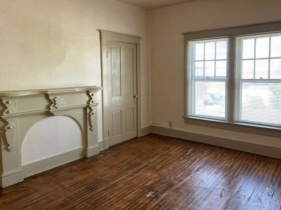 2nd image of 305 E 4th St #2