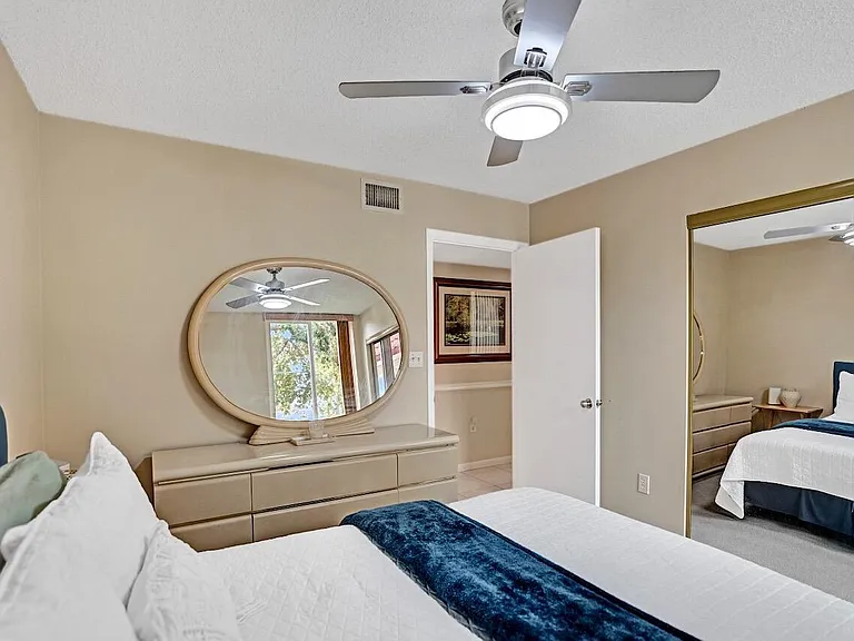 107 Half Moon Cir #H1 — Photo 36