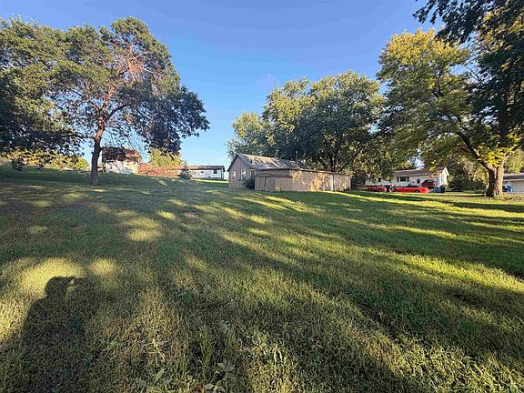 3rd image of 851 Iowa St